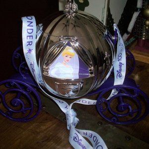 New Disney 100 Years Wonder Mirror Cinderella Carriage Popcorn Bucket has issue